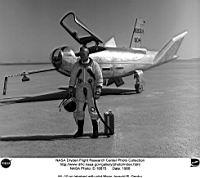 Le major Jerauld « Jerry » Gentry, chef pilote du HL-10, as du VietNam sur Phantom, et spécialiste du contrôle de tonneau avec le M2F1.