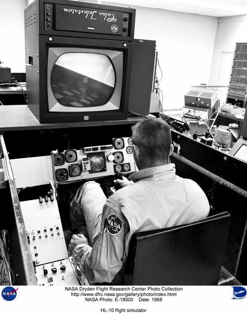A en faire baver les partisans de Flight Simulator 2000 : voilà à quoi ressemble en 1966 le simulateur du HL10. Ce n’est pas beaucoup mieux que son prédécesseur le M2F1, quatre ans auparavant : du bon usage du contreplaqué…