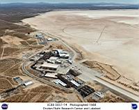 La base de Dryden vue du ciel, avec ses pistes interminables et sa rose des vents de repérage,  dessinée à même le Dry Lake Rogers, visible de très haut : l’endroit idéal pour faire atterrir des engins dotés de peu de manœuvrabilité.