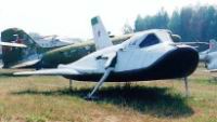 A Monino, exposé en plein air, le premier lifting body russe:  l’EPOS de Mikoyan-Gourevitch (Mig 105), modèle atmosphérique, autonome, à patins, réacteur (sur le dos) et ailes repliables.