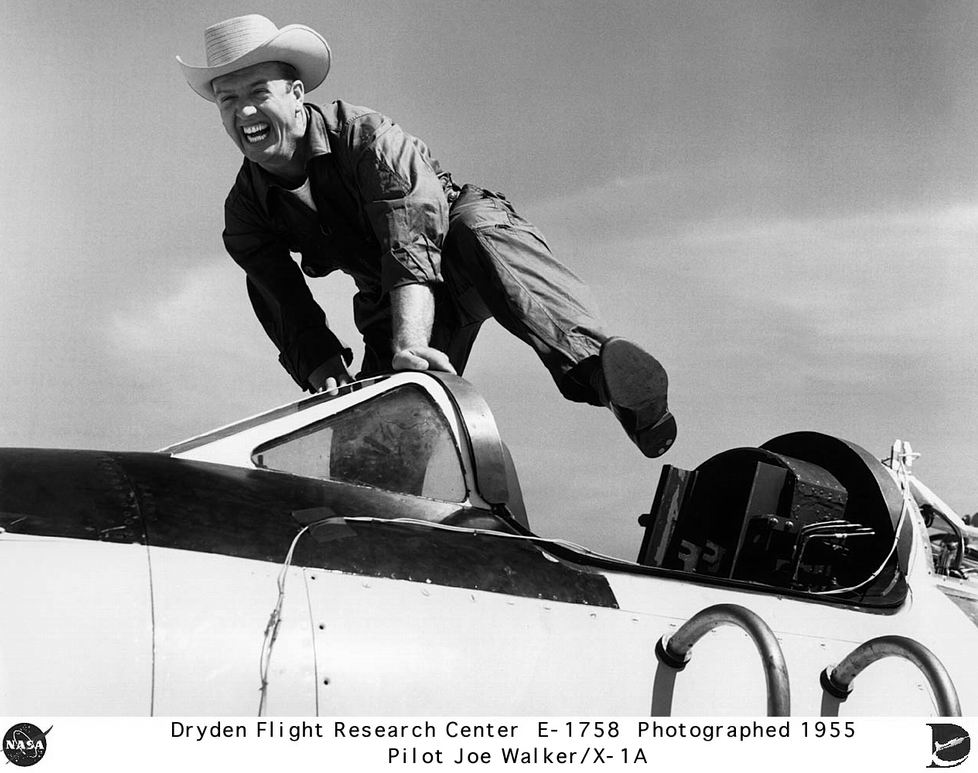 Difficile pour le texan Joe Walker de renier ses origines de cow-boy, même à bord du X-1 , ici, en 1955 (et plus tard du X-15). Il se tuera en 1966, à bord d’un Starfighter, entraînant avec lui le crash du XB-70.
