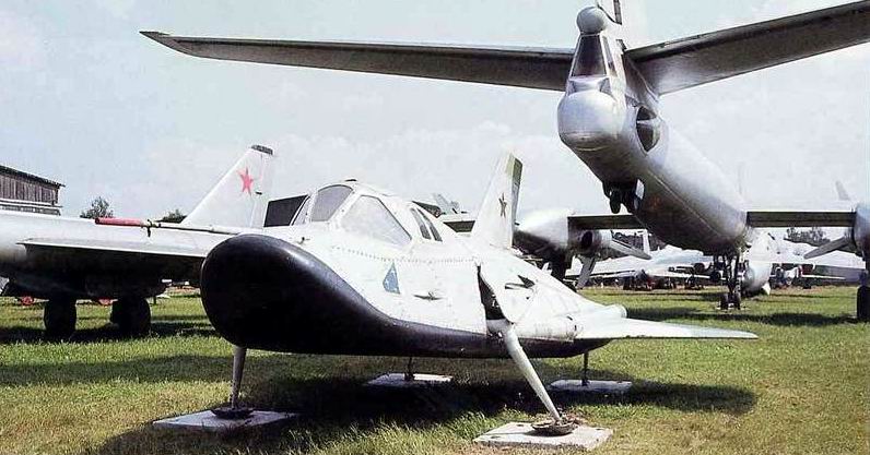 A Monino, exposé en plein air, le premier lifting body russe:  l’EPOS de Mikoyan-Gourevitch (Mig 105), modèle atmosphérique, autonome, à patins, réacteur (sur le dos) et ailes repliables.