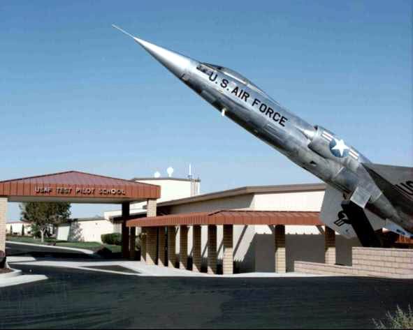 Le commandant en chef du Flying Test Shool d’Edwards n’est autre, en 1962 que le célèbre Chuck Yeager. L’avion qui trône à l’entrée est celui qui a failli lui coûter la vie : lors d’une tentative de record de montée avec ce F-104 à fusée additionnelle, il dût s’éjecter.