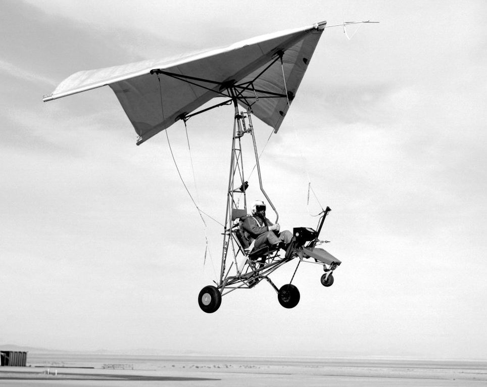 Dans les années soixante, on a beaucoup testé le Parasev, un véhicule léger soutenu par une aile Rogallo. Cette dernière avait été pressentie pour servir lors des missions Apollo, mais la NASA, prudente, choisira finalement la formule des parachutes classiques