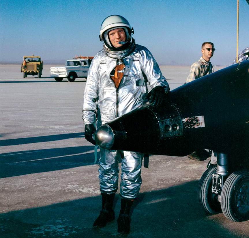 On a tendance à l’oublier, mais l’homme qui a mis le premier le pied sur la lune, Neil Armstrong, est aussi un superbe pilote. Ici  à coté du fameux X-15.