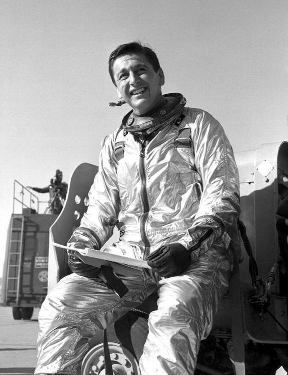 Scott Crossfield, moins connu que Chuck Yeager est néanmoins le prince des pilotes à l’époque : il est celui qui possède véritablement l’étoffe des héros, un leader incontesté.