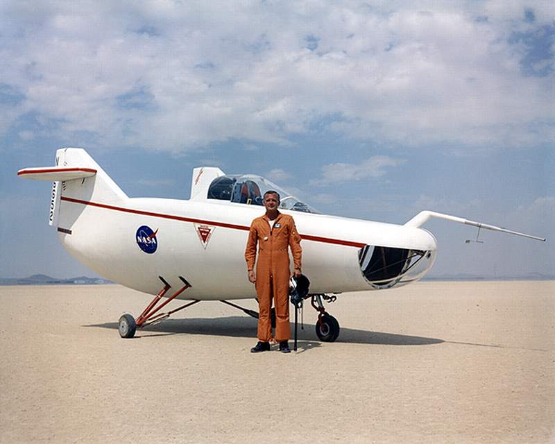 Le pilote de X-15 Milton Thompson, enthousiasmé par le projet de Dale Reed devint un fervent supporter des lifting bodies, et le premier pilote d’un de ces engins. Il fit également 14 vols en X-15, atteignant mach 5,48 et 214 100 pieds. 