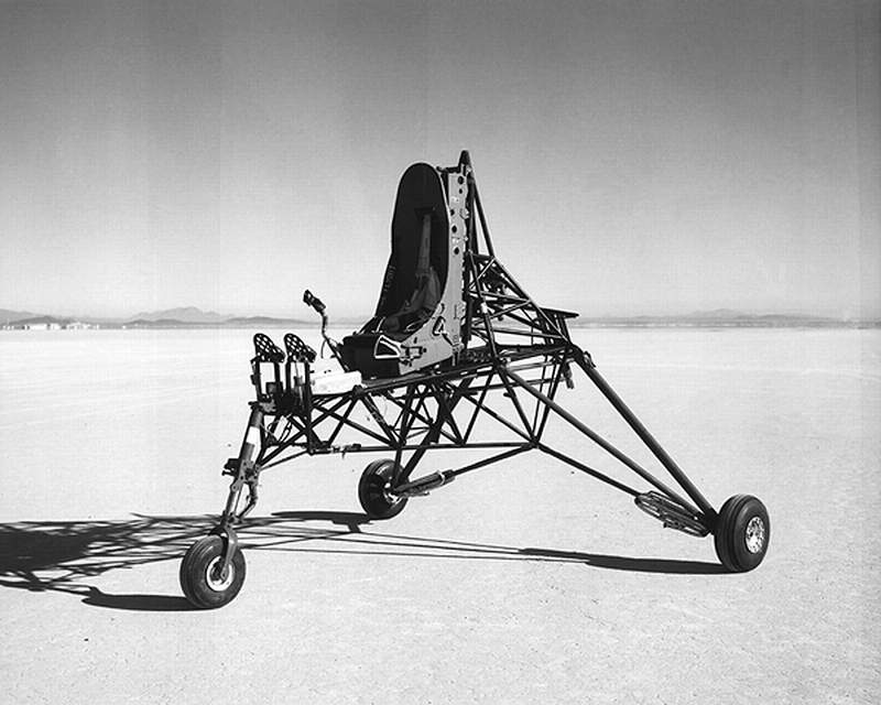 L’incroyable tricycle au cœur du M2F1 : un siège éjectable monté sur 3 roues, on ne peut plus dépouillé ! Il sera tracté à 140 km/h derrière la Pontiac !