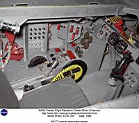 Les deux côtés du cockpit du M2F2 : une instrumentation succinte, mais  de la tôle rivetée à l’épreuve des crash. Conçu au départ pour équilibrer le poids des réservoirs et u moteur fusée, ce cockpit blindé sauvera la vie à Bruce Peterson, devenu « l’homme bionique ».