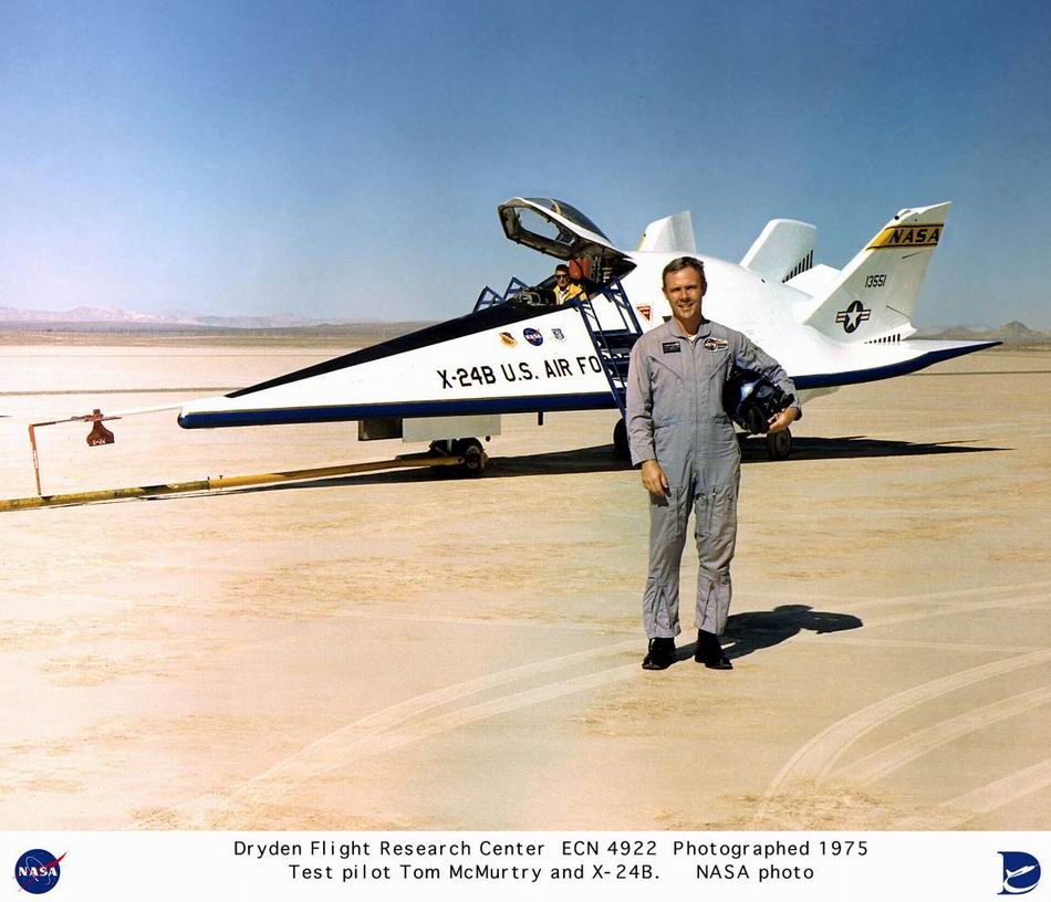 Tom MacMurtry après un des derniers vols du X-24B, en 1975.