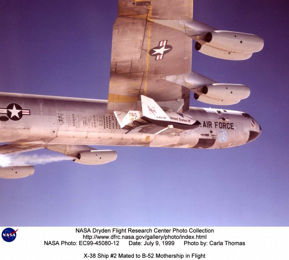On prend les mêmes et on recommence 30 ans après : l’arrimage du X-38, le 30 juillet 97, sur le mât du B-52 qui a largué le X-24A rappelle pas mal de souvenirs aux techniciens de la NASA. 
